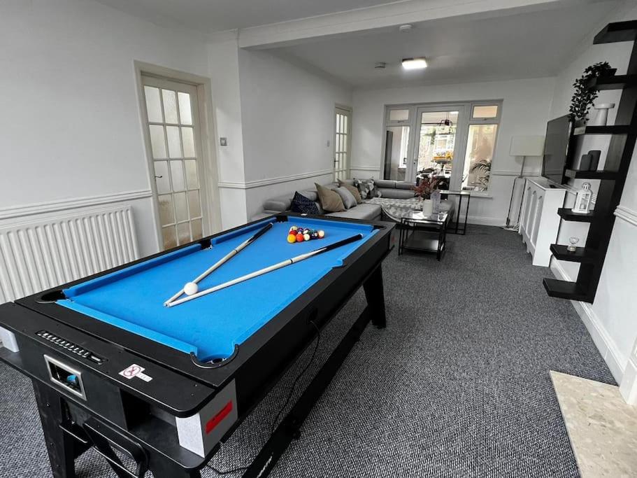 a pool table in the middle of a living room at Large 4 Bed, Central Oxford, Games Area, On-Site Parking in Oxford