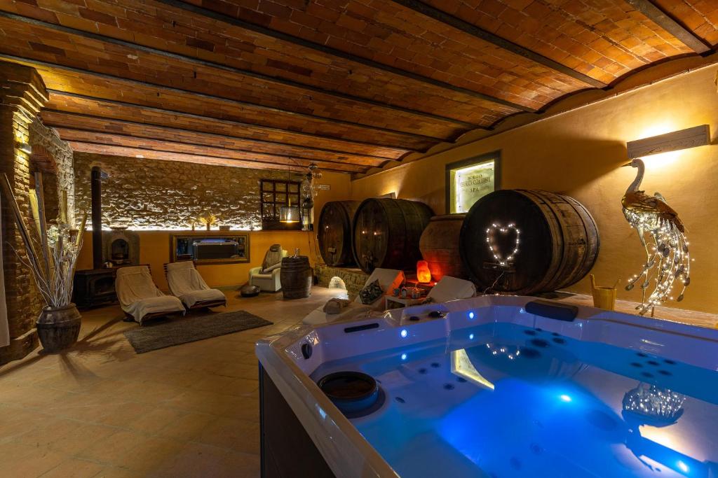 非歐倫提諾堡的住宿－Borgo Dolci Colline Resort Granaio，一间位于中间的大型客房,配有热水浴缸。