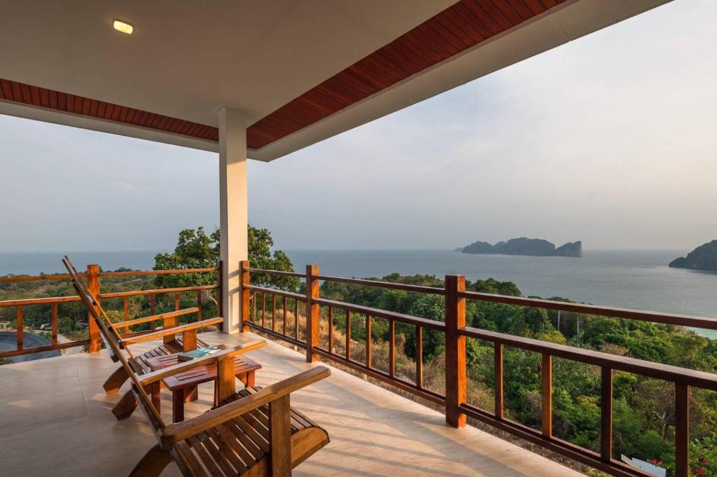 ピピ島にあるPhi Phi Mountain Beach Resort SHA Certifiedの海の景色を望む家のバルコニー