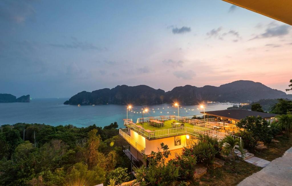 ピピ島にあるPhi Phi Mountain Beach Resort SHA Certifiedの夜の水の景色を望む建物