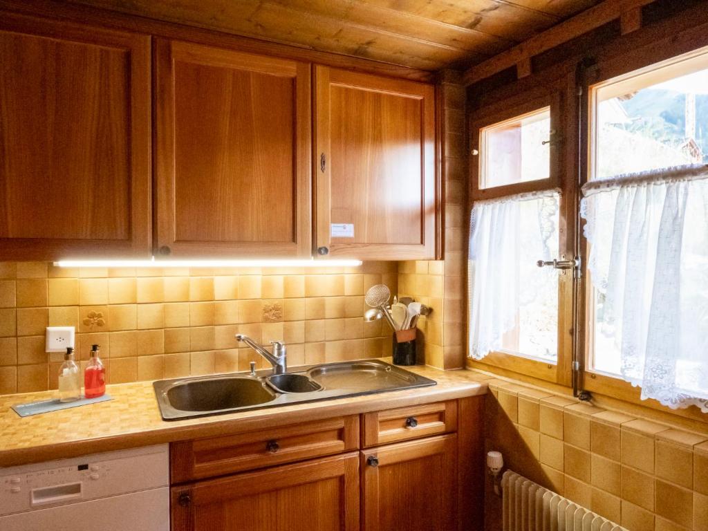 Kuchyň nebo kuchyňský kout v ubytování Chalet La Pive by Interhome