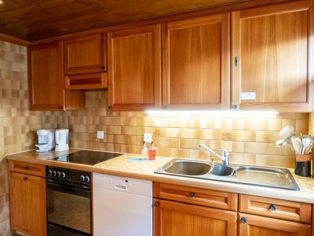 Kuchyň nebo kuchyňský kout v ubytování Chalet La Pive by Interhome