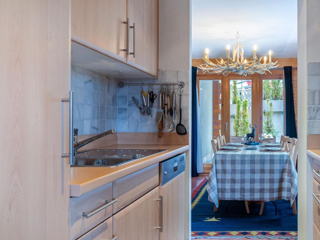 Kuchyň nebo kuchyňský kout v ubytování Apartment Les Chouettes 4 by Interhome