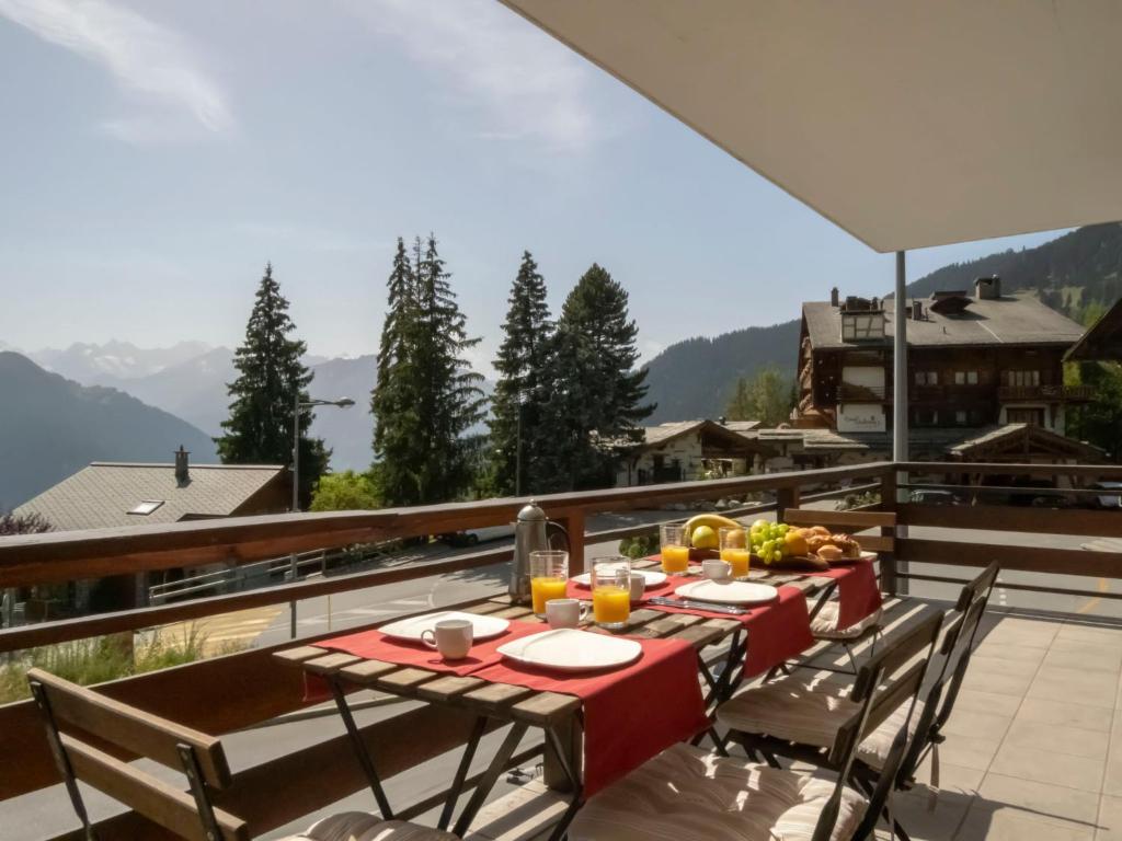 einen Tisch mit Speisen und Getränken auf dem Balkon in der Unterkunft Apartment Atlantic 112 by Interhome in Verbier