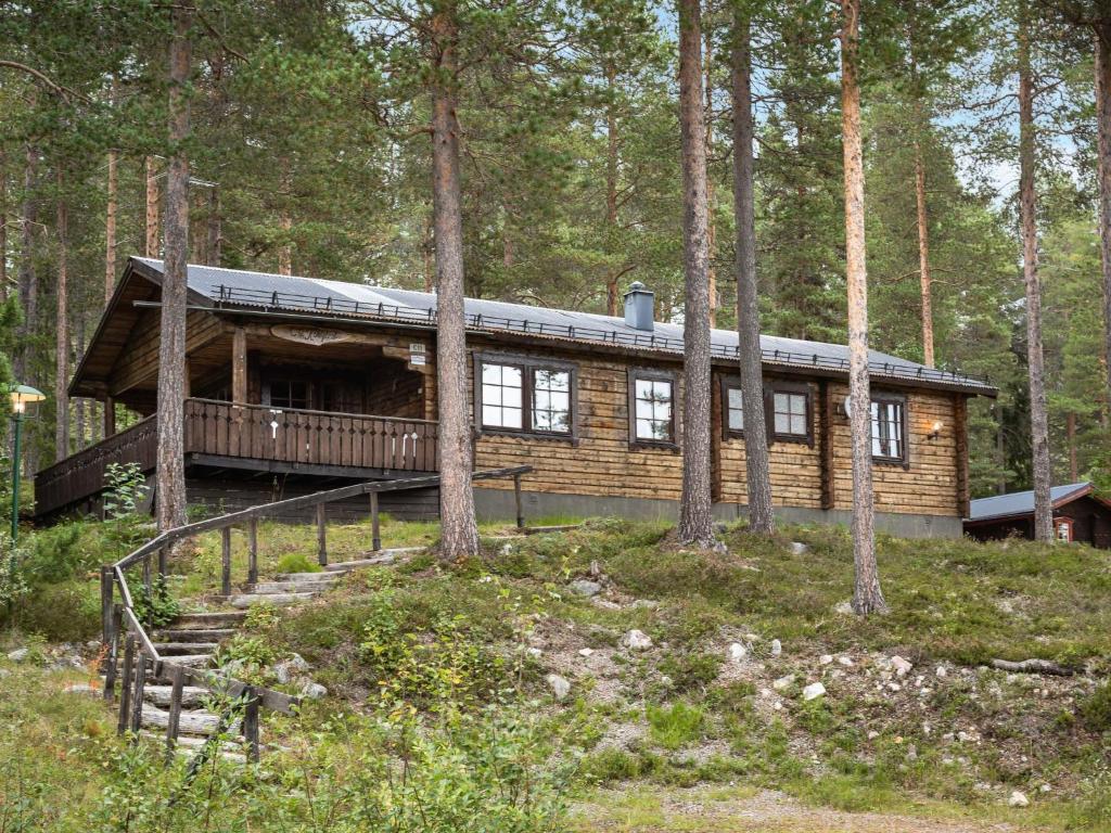 une cabane en rondins dans les bois avec une terrasse couverte dans l'établissement Chalet Lofsdalen Furan by Interhome, à Lofsdalen
