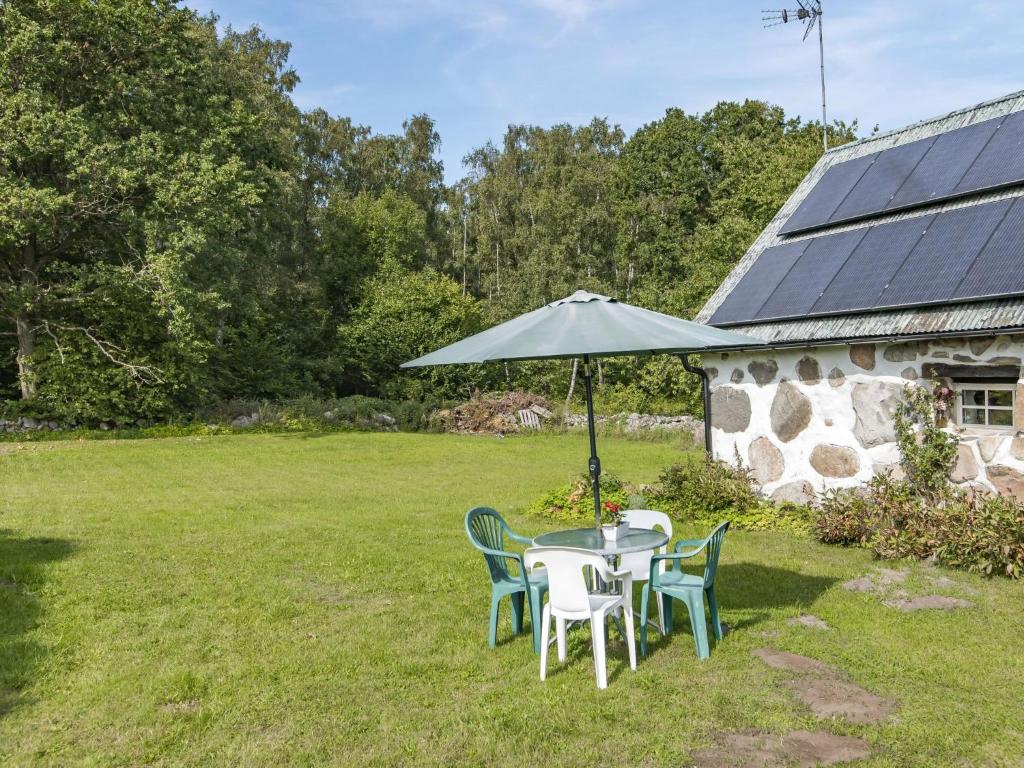 Zahrada ubytování Holiday Home Västra Näs by Interhome