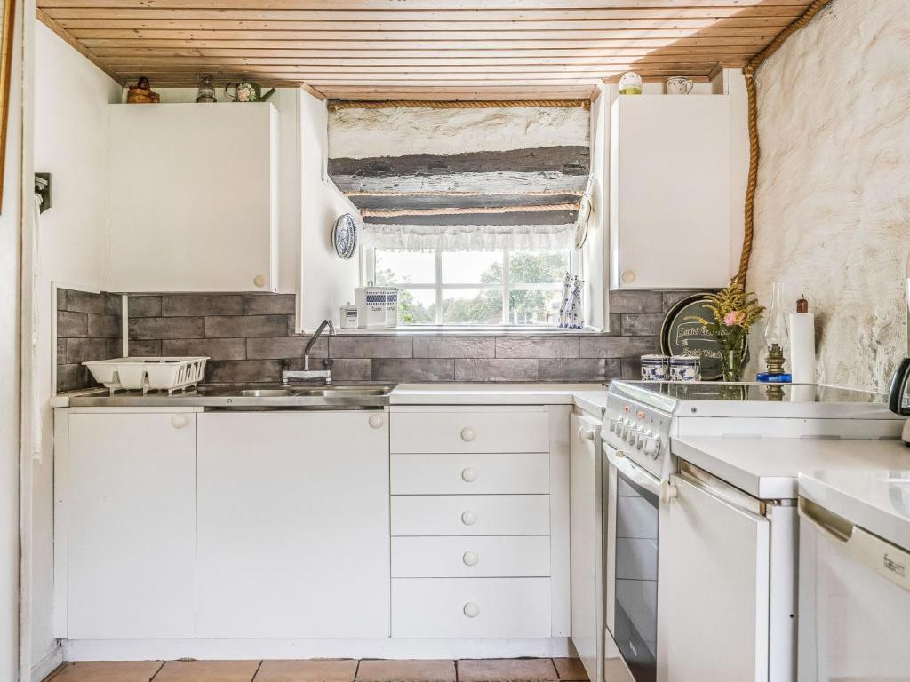 Kuchyň nebo kuchyňský kout v ubytování Holiday Home Västra Näs by Interhome