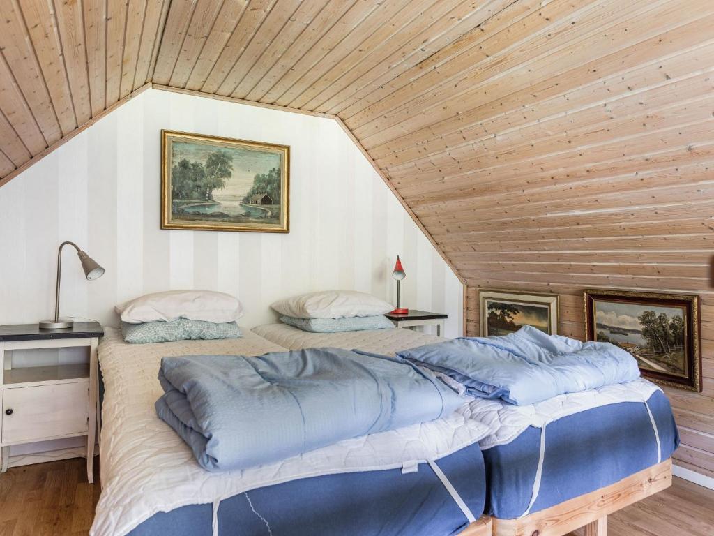 Postel nebo postele na pokoji v ubytování Holiday Home Västra Näs by Interhome