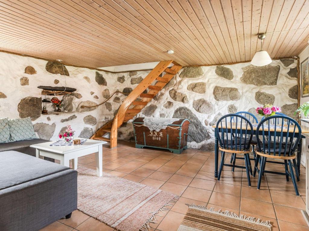 Posezení v ubytování Holiday Home Västra Näs by Interhome