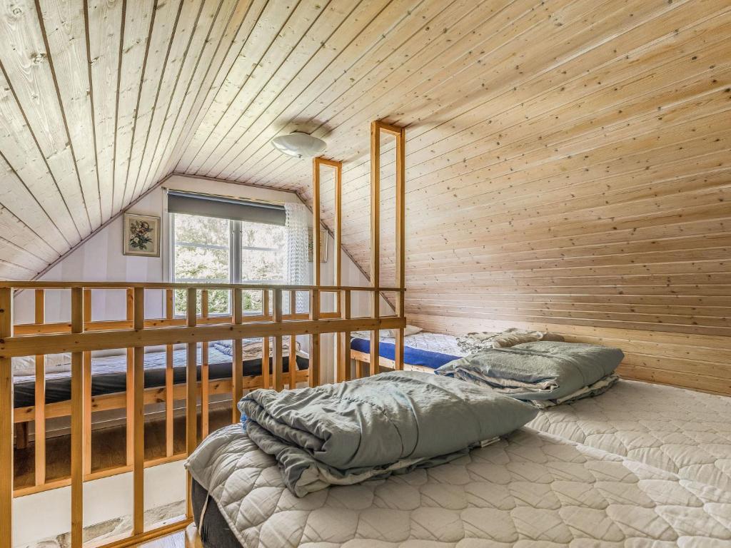 Postel nebo postele na pokoji v ubytování Holiday Home Västra Näs by Interhome