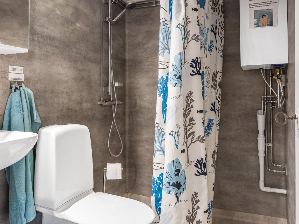 Koupelna v ubytování Holiday Home Västra Näs by Interhome