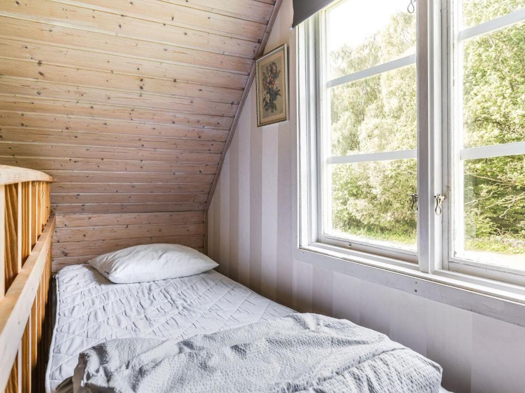 Postel nebo postele na pokoji v ubytování Holiday Home Västra Näs by Interhome