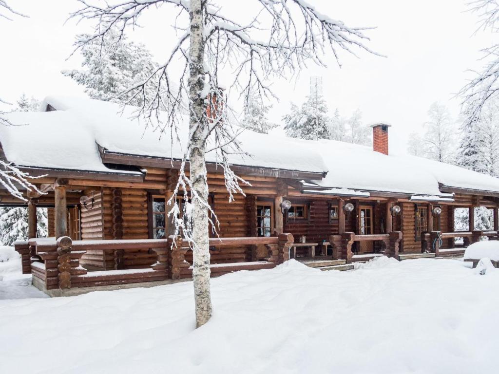 ルカにあるHoliday Home Varilan lomamajat nr2 by Interhomeの雪の丸太小屋