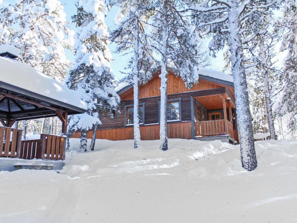ルカにあるHoliday Home Ruskatupa by Interhomeの雪の森の丸太小屋