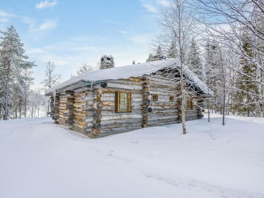una baita di tronchi nella neve nei boschi di Holiday Home Kuontijärvi a by Interhome a Ruka