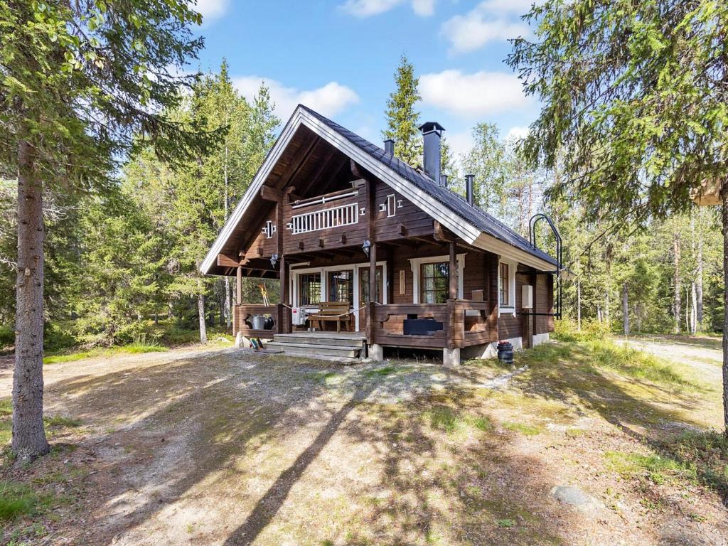 eine Blockhütte im Wald mit Auffahrt in der Unterkunft Holiday Home Mustikkaranta by Interhome in Nissi