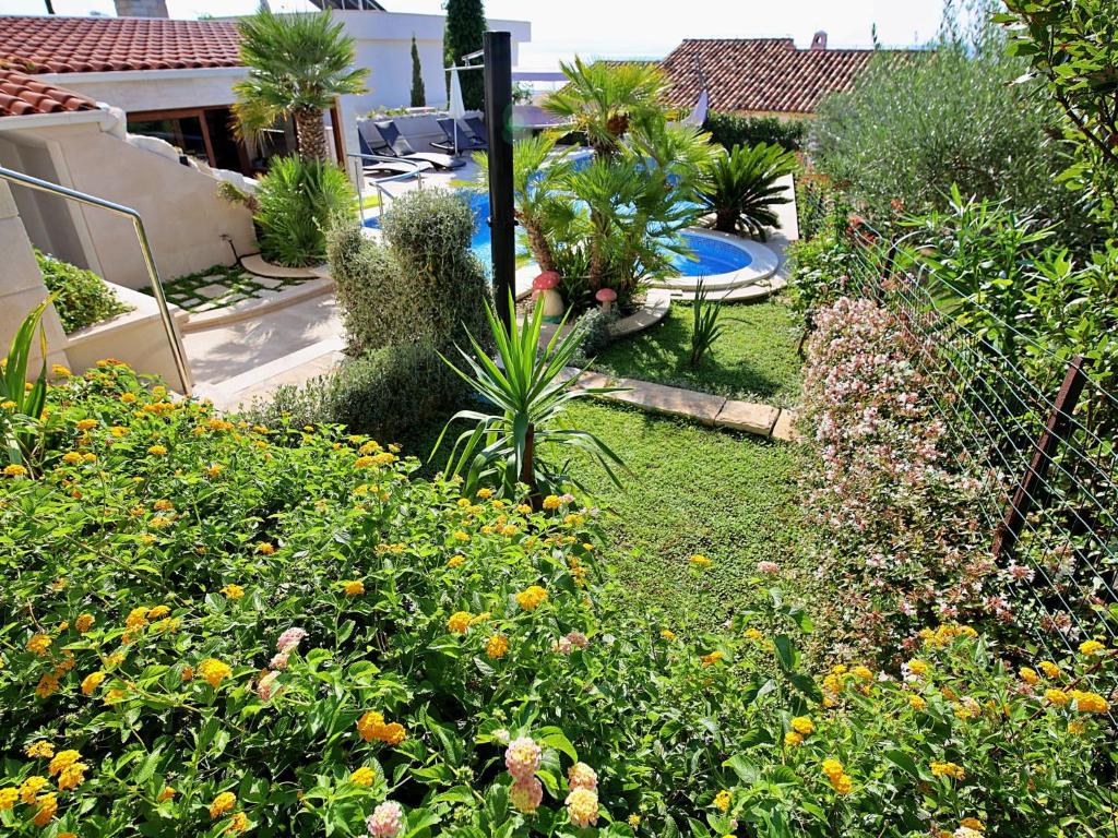 Vonkajšia záhrada v ubytovaní Apartment Villa Andjelka-7 by Interhome