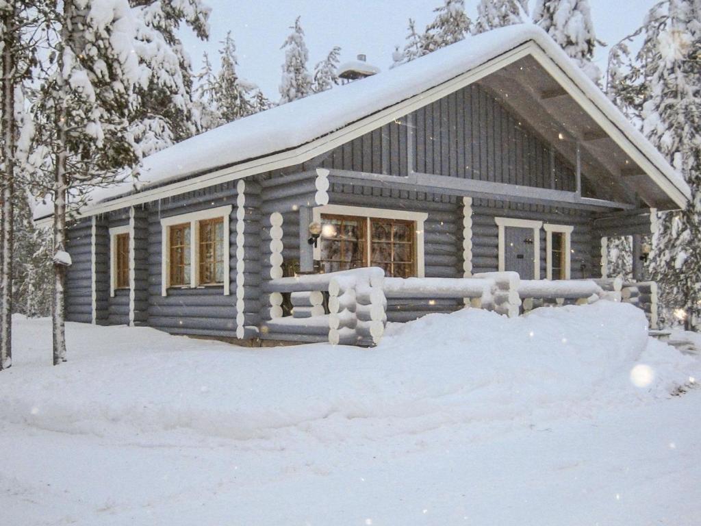 ein Blockhaus im Schnee in der Unterkunft Holiday Home Kujalan lomat 2 by Interhome in Nissi