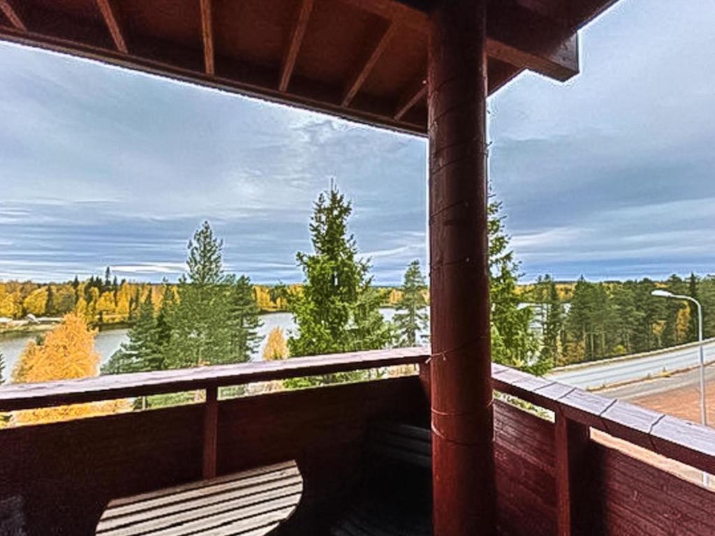 een balkon met uitzicht op een rivier en bomen bij Holiday Home Länsirinne c 12 by Interhome in Ruka