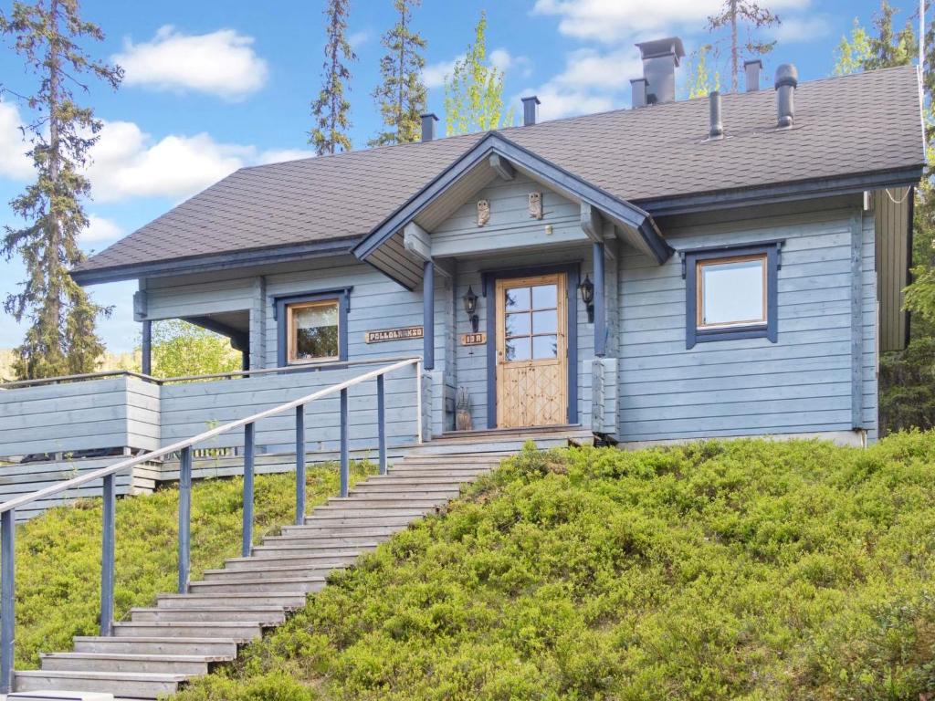 ein blaues Haus mit Treppen, die zu ihm führen in der Unterkunft Holiday Home Pöllölaakso by Interhome in Ruka