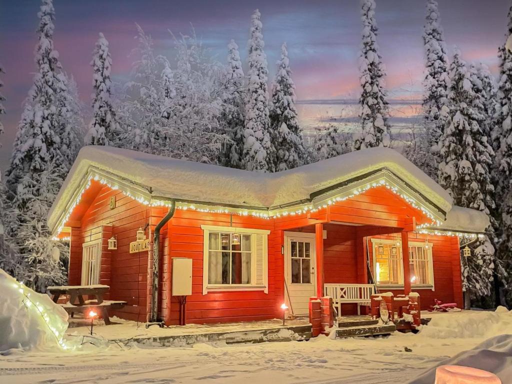ルカにあるHoliday Home Joutilas by Interhomeの雪上の小屋
