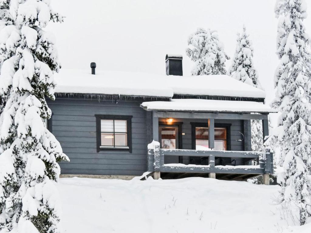 ルカにあるHoliday Home Kelkkatyttö by Interhomeの雪上の小屋