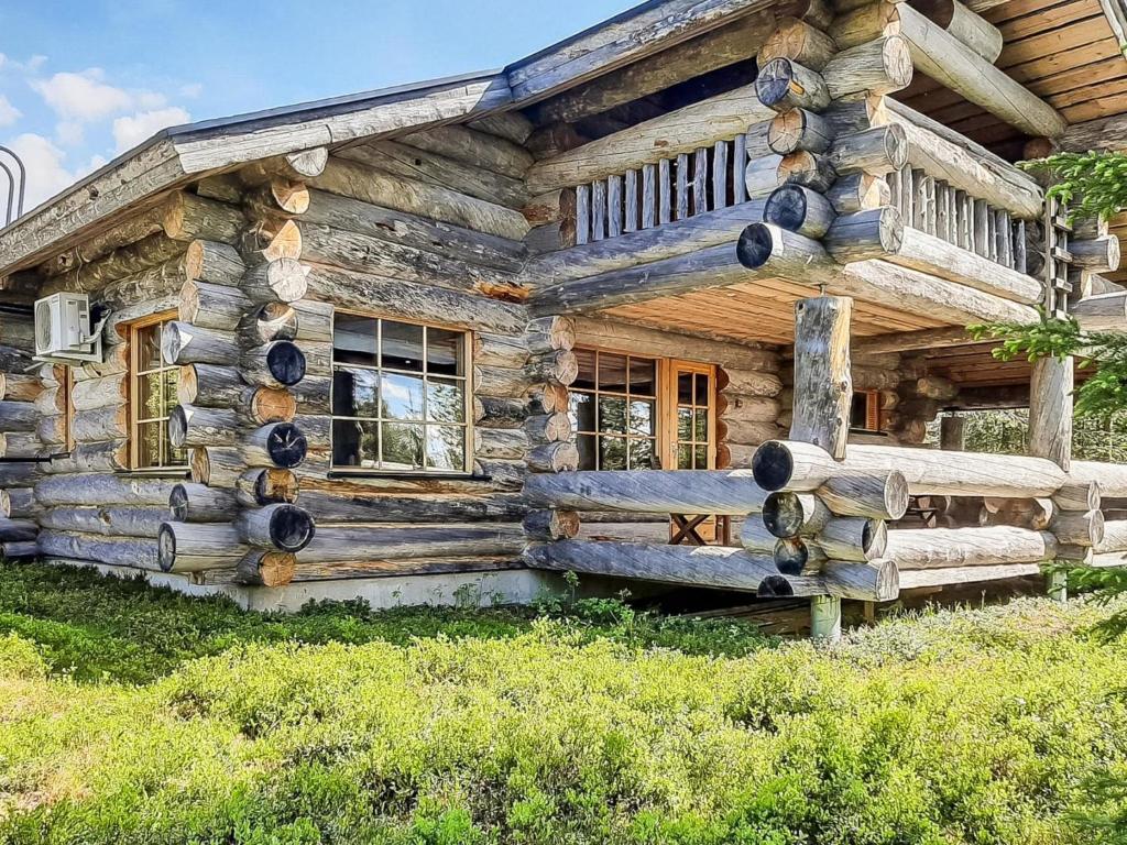 een blokhut met een hek ervoor bij Holiday Home Riekonmella by Interhome in Ruka