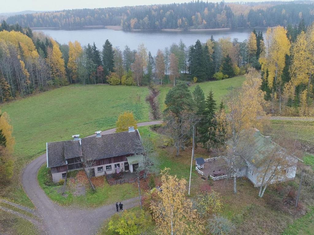 eine Luftansicht eines Hauses auf einem Feld neben einem See in der Unterkunft Holiday Home Lehtoniemi by Interhome in Tallnäs