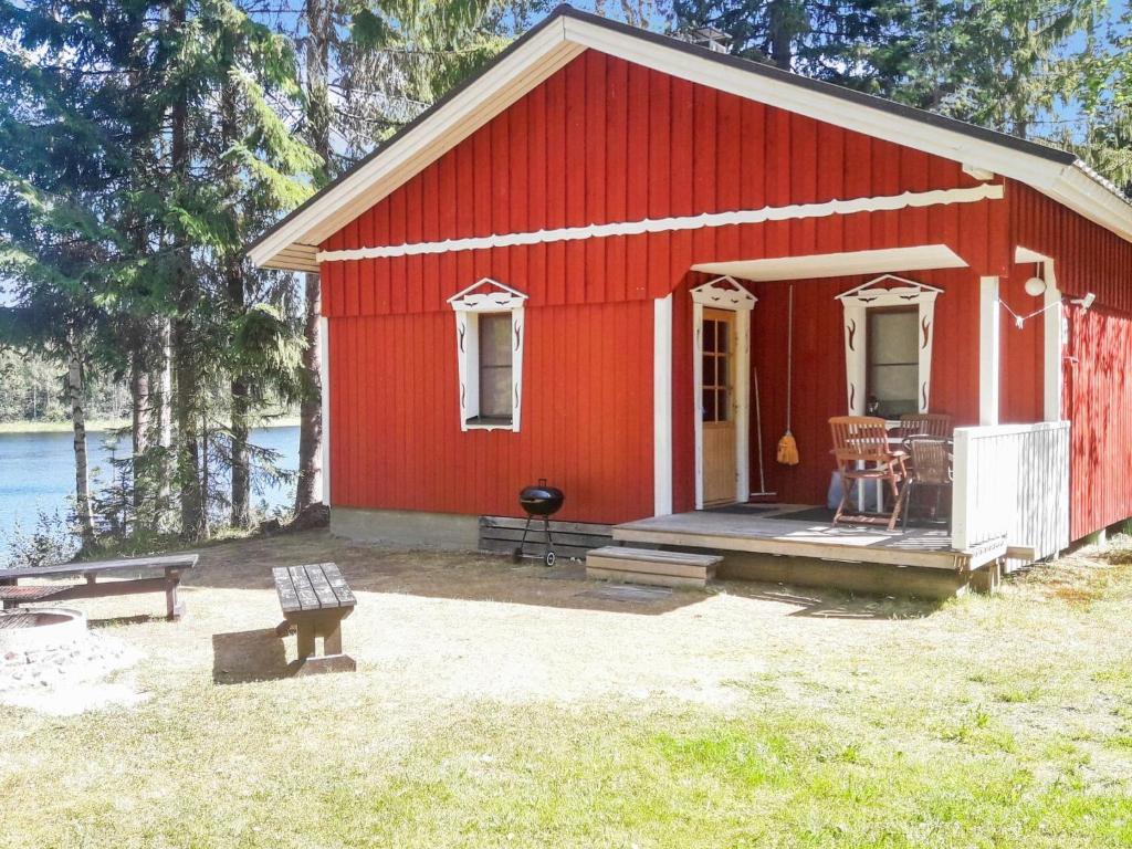 JuhanalaにあるHoliday Home Rajala by Interhomeの赤い納屋