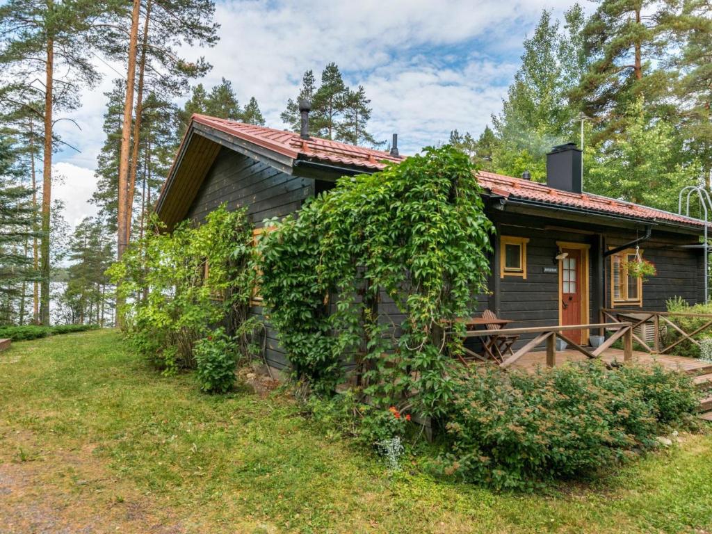 une petite maison au milieu d'un champ dans l'établissement Holiday Home Metsä-iivari by Interhome, à Piispala