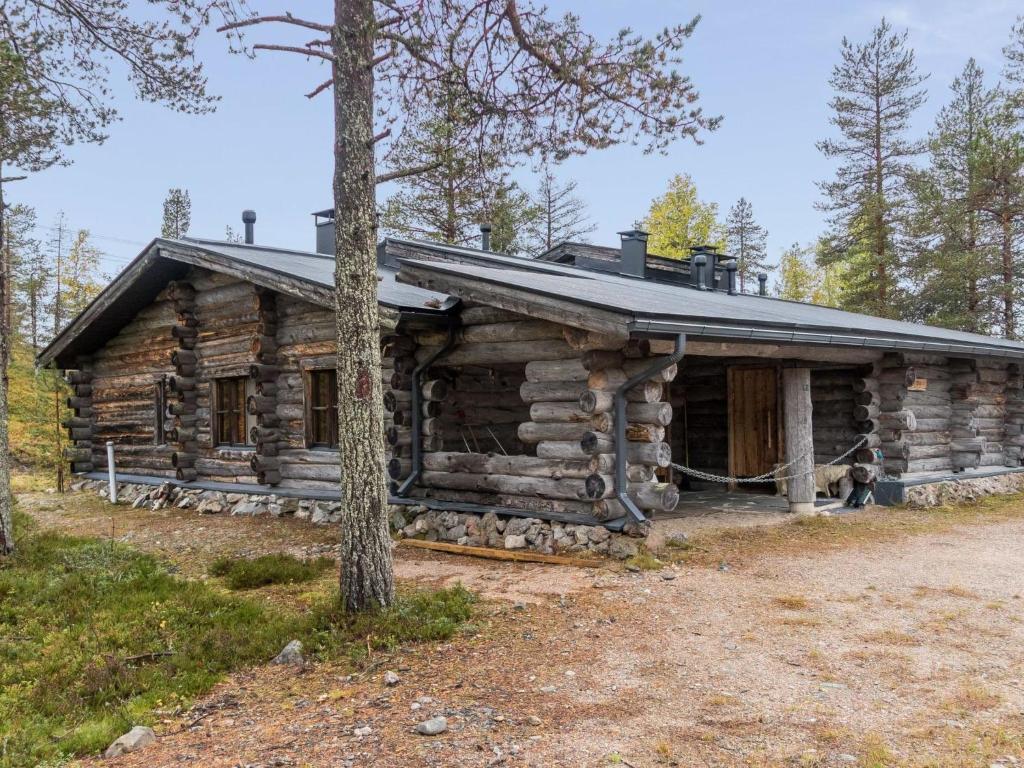 une cabane en rondins dans les bois dans l'établissement Holiday Home Rukapuro by Interhome, à Ruka