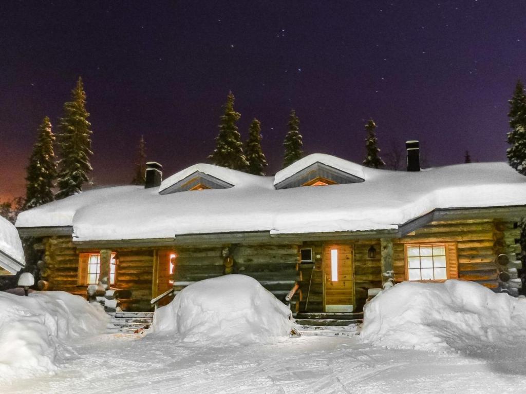 ルカにあるHoliday Home Kuruhovi a by Interhomeの夜の雪の中のログキャビン