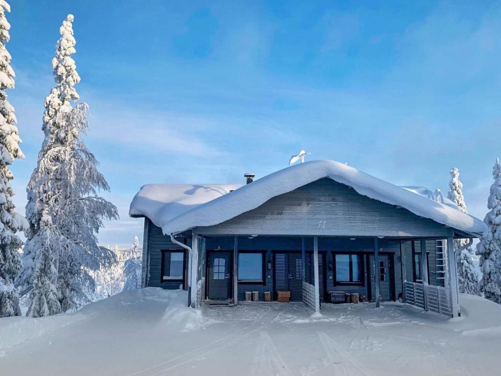 uma pequena casa com neve no telhado em Holiday Home Rukassos a by Interhome em Ruka