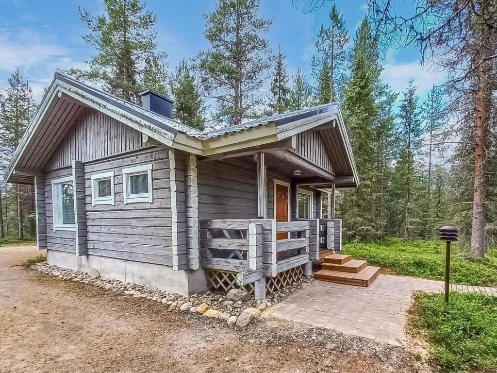 ein kleines Haus mit einer Veranda im Wald in der Unterkunft Holiday Home Pelkkaveska by Interhome in Ruka