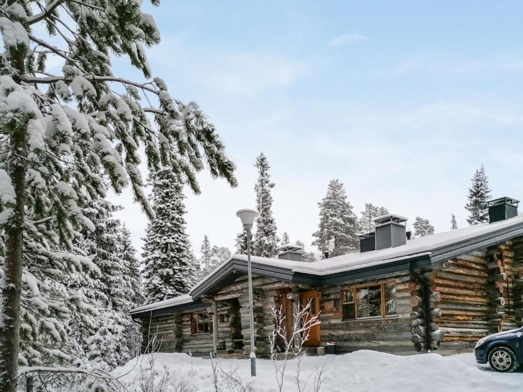 una baita di tronchi nella neve di Holiday Home Lapinkulta by Interhome a Ruka