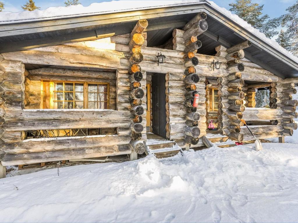 una cabaña de madera en la nieve en Holiday Home Kuontijärvi b by Interhome, en Ruka