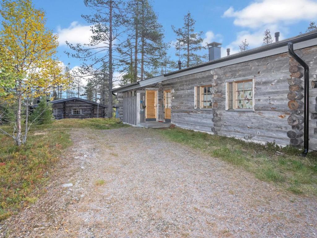 ルカにあるHoliday Home Karhunpesä by Interhomeの砂利道が目の前にある古い小屋