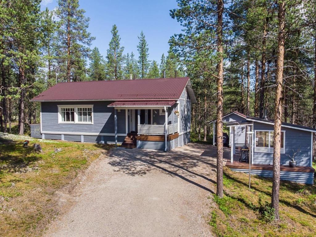 KyröにあるHoliday Home Siula by Interhomeの白屋根の森