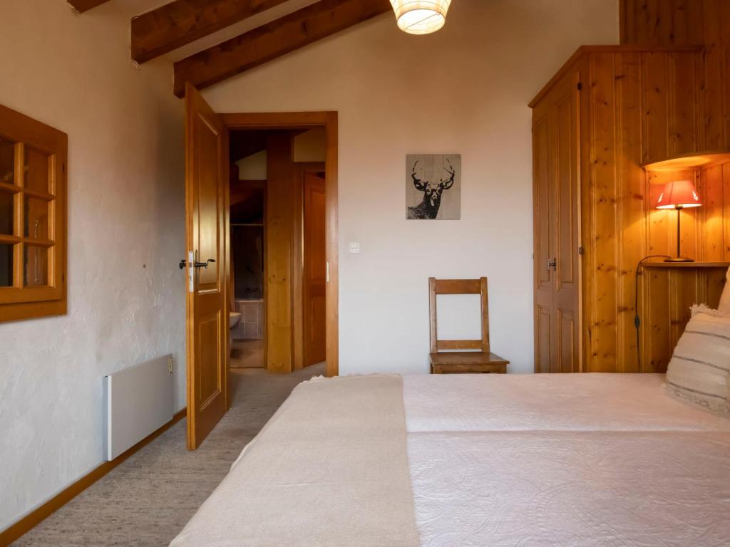 Postel nebo postele na pokoji v ubytování Apartment Licorne 13 by Interhome