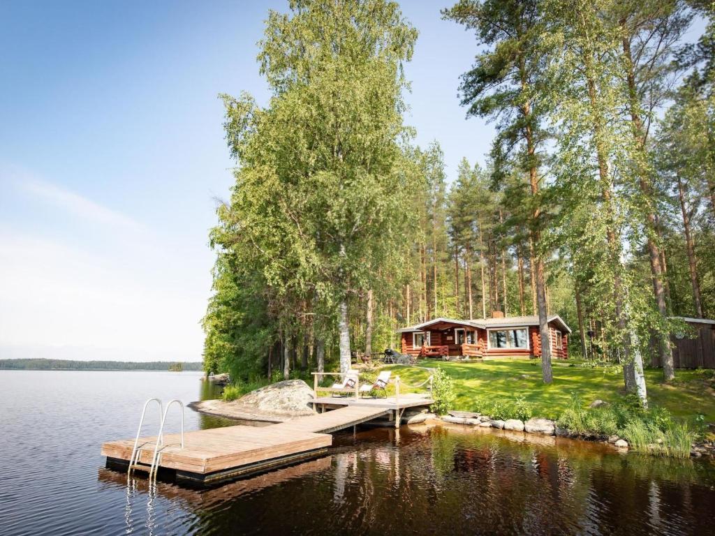 una cabaña a orillas de un lago con muelle en Holiday Home Riihiniemi by Interhome en Huuhanaho