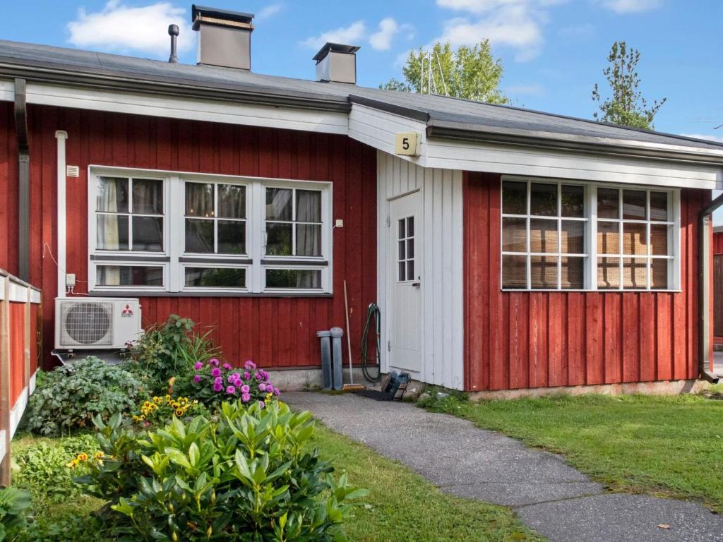 een rood huis met een witte deur en ramen bij Holiday Home Konkelo 5 by Interhome in Kukkola