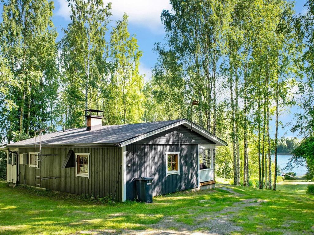 un pequeño cobertizo en la hierba junto a un lago en Holiday Home Koivuranta by Interhome, en Räätäniemi