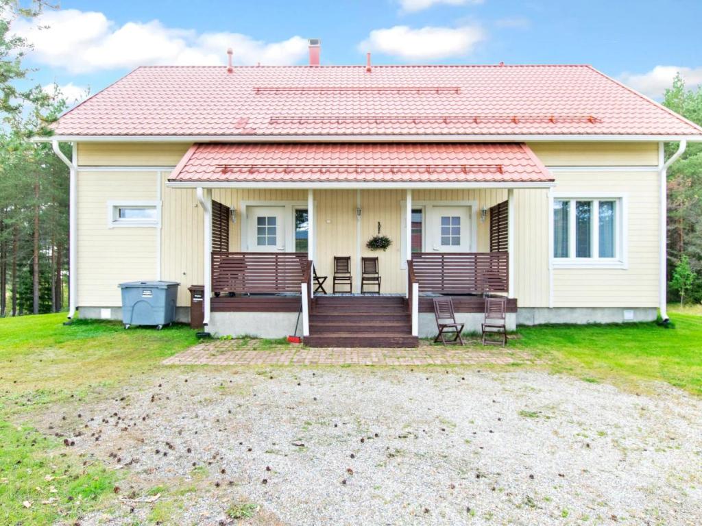 KukkolaにあるHoliday Home Nuottiniemi 5 by Interhomeの赤屋根の小さな白い家