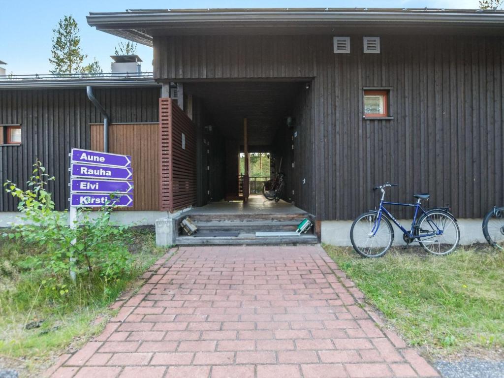 ein vor einem Gebäude geparktes Fahrrad in der Unterkunft Holiday Home Elvi by Interhome in Lahdenperä