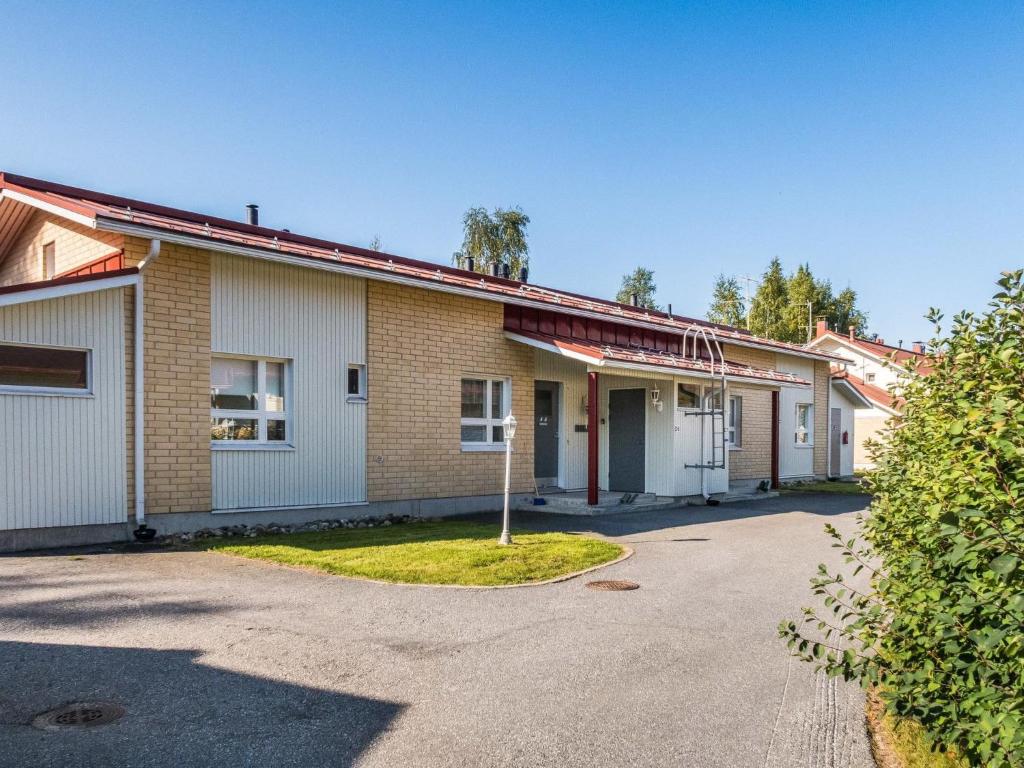 LahdenperäにあるHoliday Home Kisala by Interhomeの駐車場付き建物