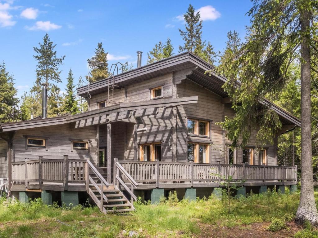 an old log house with a porch and a deck at Holiday Home Pursiranta by Interhome in Keränen