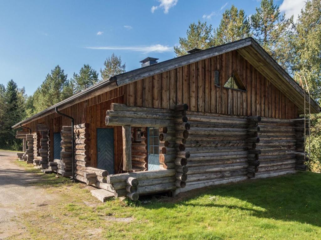 eine Blockhütte im Wald in der Unterkunft Holiday Home Vuokatinportti a4 by Interhome in Lahdenperä