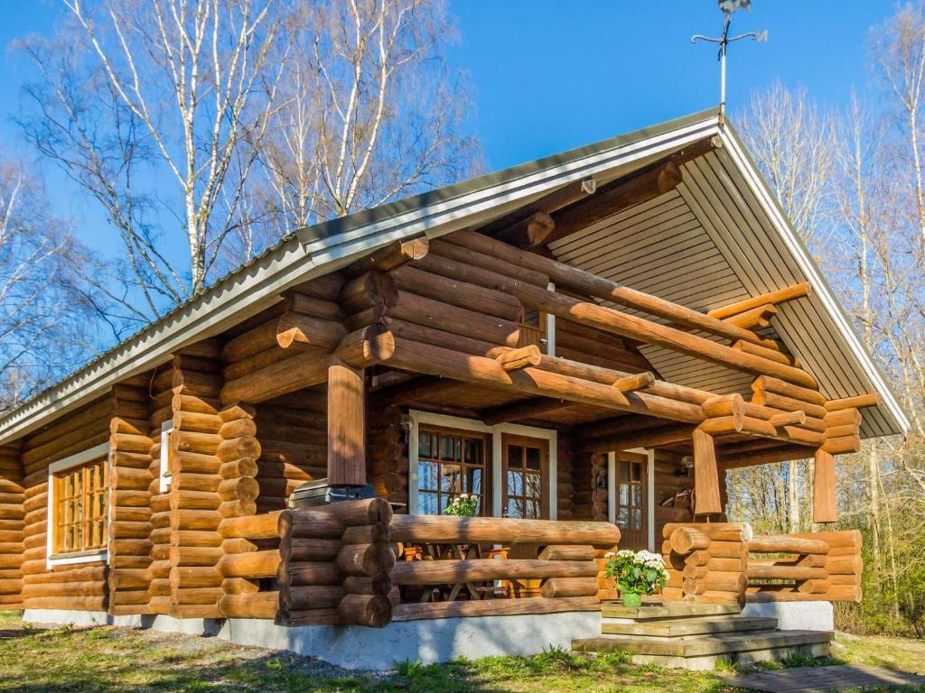 una cabaña de madera en el bosque en Holiday Home Kaaposniemi by Interhome, en Miehoila