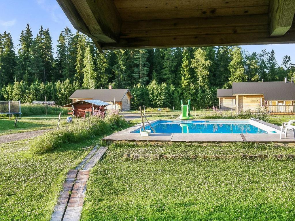 una piscina en un patio con una casa en Holiday Home Tuisku by Interhome, en Punkalaidun