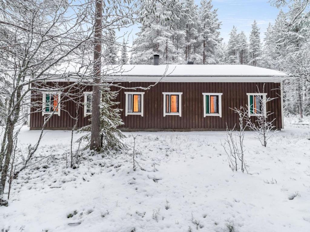 アカスロンポロにあるHoliday Home Oravanpesä by Interhomeの雪中の木造小屋